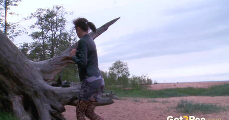 Got 2 Pee offers a xxx picture gallery with Kristina in watersport session