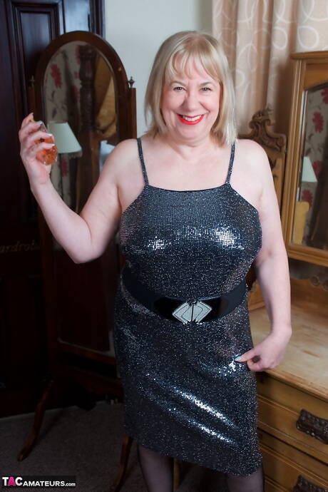 TAC Amateurs are pleased to offer you xxx pictures featuring Speedybee in toying twat porn scene